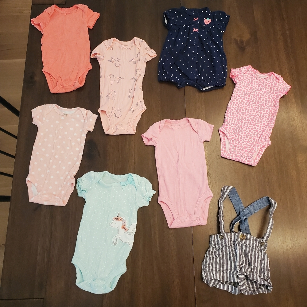 Bundle of 6 onesies, 1 romper, and 1 pair of overalls all size Newborn